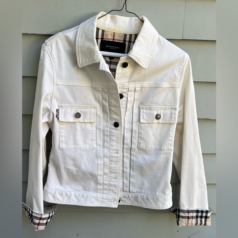 Vintage Burberry women’s white denim jacket size US 8, made in Italy, slim fit.